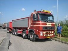 Levering af 2 stk. Volvo FH12 8X4 med tip og tilhørende tipkærre